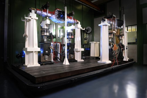 Banco prova fatica verticale assali di Meritor HVS Cameri SpA - uno dei più importanti costruttori mondiali di assi traenti e freni. Banco prova fatica verticale assali di Meritor HVS Cameri SpA - uno dei più importanti costruttori mondiali di assi traenti e freni.