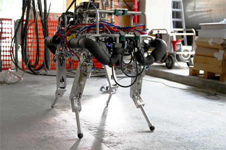 Robot quadrupede HyQ con la servovalvola in miniatura E024 LA di Moog